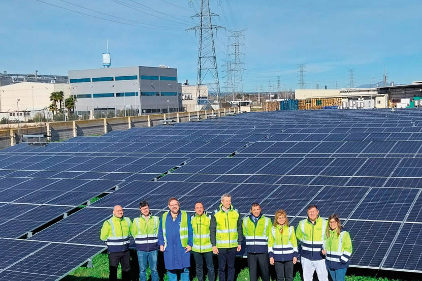 Photo de collaborateurs devant les panneaux photovoltaïques installés sur le site de Guadalajara