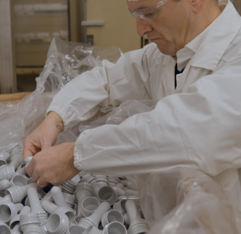 Photo d'un ingénieur R&D emballages analysant des composants